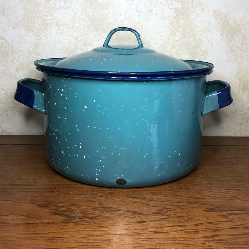 Vintage robin’s egg blue enamel 5-6 qt stock pot with lid